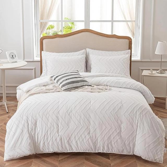 Amazon.com: SLEEPBELLA Queen Comforter Set White Tufted Bedding, Lightweight & Fluffy All-Season Queen Size Bed Comforter (90"x 90" Comforter & 2Pillowcases) : Home & Kitchen
